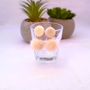 Filc és nyusziszőr pom-pom-os fülbevaló. Fehér., Ékszer, Fülbevaló, Lógó fülbevaló, , MESKA