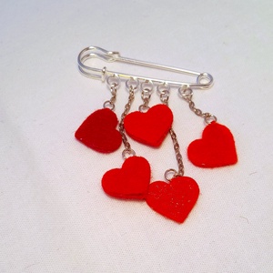 Kis szivecskés kitűző - piros. - ékszer - kitűző és bross - Meska.hu