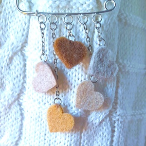 Kis szivecskés kitűző - beige. - Meska.hu