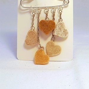 Kis szivecskés kitűző - beige. - ékszer - kitűző és bross - Meska.hu