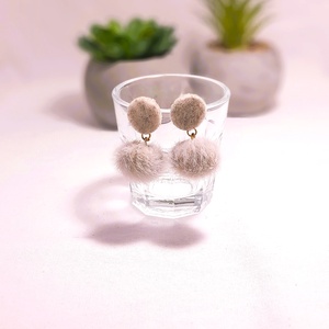 Filc és nyusziszőr pom-pom-os fülbevaló. szürke., Ékszer, Fülbevaló, Lógó fülbevaló, , MESKA