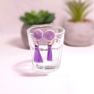 Filc bojtos fülbevaló. pöttyös lila., Ékszer, Fülbevaló, Lógó fülbevaló, , MESKA