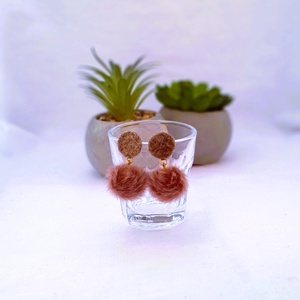 Filc és nyusziszőr pom-pom-os fülbevaló. Barna., Ékszer, Fülbevaló, Lógó fülbevaló, , MESKA