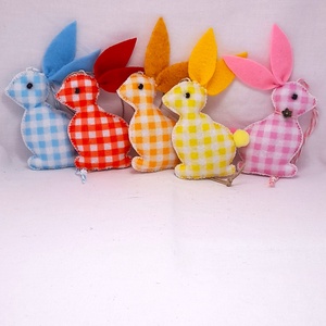 Kockás filc húsvéti nyuszik., Otthon & Életmód, Dekoráció, Fali és függő dekoráció, Függődísz, Varrás, Kocká filcből készült vidám nyuszik. 
Méretek : kb. 10- 11 cm .
Barkafára , vagy a lakás bármely po..., MESKA