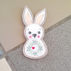 Nyuszi  hűtőmágnes Húsvétra.( beige), Otthon & Életmód, Konyhafelszerelés, tálalás, Konyhai dekoráció, Hűtőmágnes, Varrás, MESKA