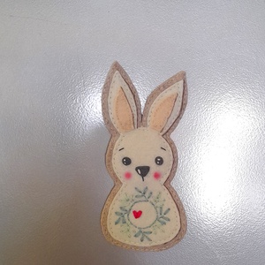 Nyuszi  hűtőmágnes Húsvétra.( beige) - otthon & életmód - konyhafelszerelés, tálalás - konyhai dekoráció - hűtőmágnes - Meska.hu