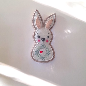 Nyuszi  hűtőmágnes Húsvétra.( beige) - otthon & életmód - konyhafelszerelés, tálalás - konyhai dekoráció - hűtőmágnes - Meska.hu