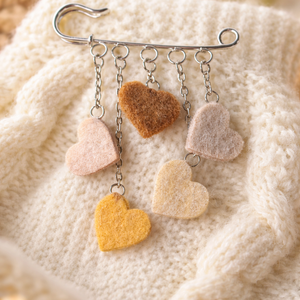 Kis szivecskés kitűző - beige., Ékszer, Kitűző és Bross, Ékszerkészítés, MESKA