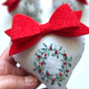 Hímzett masnis függődíszek. - karácsony - karácsonyi lakásdekoráció - karácsonyi lakásdíszek - Meska.hu