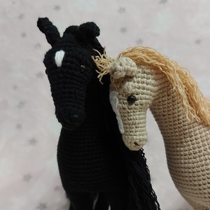 Horgolt ló választható színben - játék & sport - plüssállat & játékfigura - ló - Meska.hu