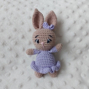 Kicsi horgolt lila ruhás nyuszi, Játék & Sport, Plüssállat & Játékfigura, Nyuszi, Horgolás, Horgolt amigurumi nyuszi lány lila ruhában és masnival. A figura mérete kb. 12 cm.

100% mercerizál..., MESKA