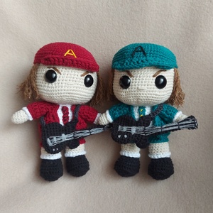 Horgolt Angus Young figura - otthon & életmód - dekoráció - dekoratív figurák és szobrok - Meska.hu