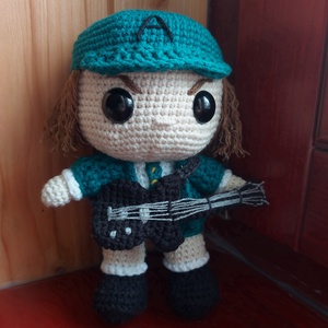 Horgolt Angus Young figura - Meska.hu