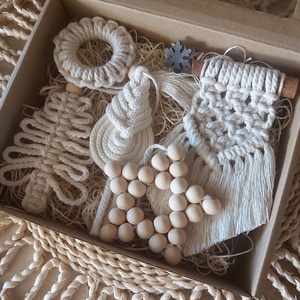 Makramé karácsonyi dísz 5 db-os dobozban - karácsony - karácsonyi lakásdekoráció - karácsonyfadíszek - Meska.hu