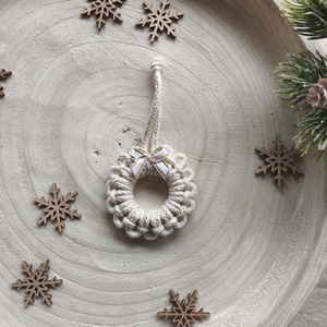 Makramé koszorú dísz masnival, Karácsony, Karácsonyi lakásdekoráció, Karácsonyfadíszek, Csomózás, MESKA