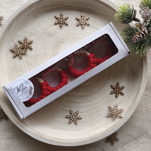 Makramé koszorú dísz masnival - karácsony - karácsonyi lakásdekoráció - karácsonyfadíszek - Meska.hu