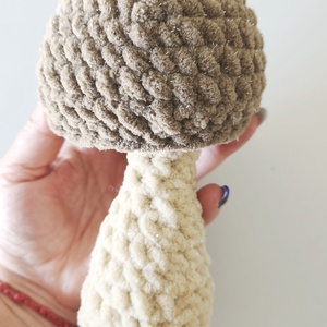 Horgolt zsenília gomba, Otthon & Életmód, Dekoráció, Asztal és polc dekoráció, Díszüveg, Horgolás, Csillogó barna fej, krémfehér tönk.
20 cm
Dekoráció , MESKA