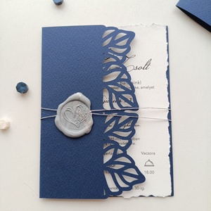 Esküvői meghívó tépett szélű színes levél mintás vágott kartonban - esküvő - meghívó & kártya - meghívó - Meska.hu