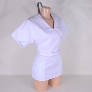 Egészségügyi/óvónői/szépségipari munkaruha virágos paszpol díszítéssel - ruha & divat - munkaruha - Meska.hu