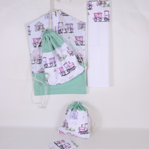 Vonat menta ovis zsák szett 5 dbo-os, Játék & Sport, Ovis felszerelés, Ovis szett, Varrás, Oviszsák: 40 cm × 60 cm 
Vállfás ruhazsák, cipzárral nyitható.
Az alsó sáv egy ketté osztott nyitot..., MESKA