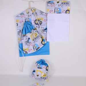 Munkagépek türkízkék ovis ruhazsák szet, Játék & Sport, Ovis felszerelés, Ovis szett, Varrás, Oviszsák: 40 cm × 60 cm 
Vállfás ruhazsák, cipzárral nyitható.
Az alsó sáv egy ketté osztott nyitot..., MESKA