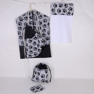 Tappancs fekete ovis ruhazsák szett, Játék & Sport, Ovis felszerelés, Ovis szett, Varrás, Oviszsák: 40 cm × 60 cm 
Vállfás ruhazsák, cipzárral nyitható.
Az alsó sáv egy ketté osztott nyitot..., MESKA