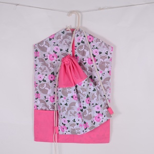 Róka pink Oviszsák és tornazsák szett, Játék & Sport, Ovis felszerelés, Ovis szett, Varrás, Tartós egyszínű vászonból és mintás pamutvászonnal készülnek.

Az oviszsákon cipzár,  2 zseb van és..., MESKA
