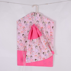 Balerina pink Oviszsák és tornazsák szett, Játék & Sport, Ovis felszerelés, Ovis szett, Varrás, Tartós egyszínű vászonból és mintás pamutvászonnal készülnek.

Az oviszsákon cipzár,  2 zseb van és..., MESKA