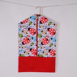 Piros katica ovis ruhazsák , Játék & Sport, Ovis felszerelés, Ovis zsák, Varrás, Oviszsák: kb 40 cm × 60 cm 
Vállfás ruhazsák, cipzárral nyitható.
Az alsó sáv egy ketté osztott nyi..., MESKA