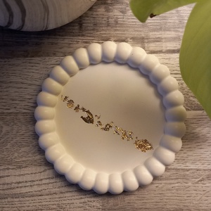 Fehér tál arany díszítéssel  - ékszer - ékszertartó - ékszertartó tál - Meska.hu