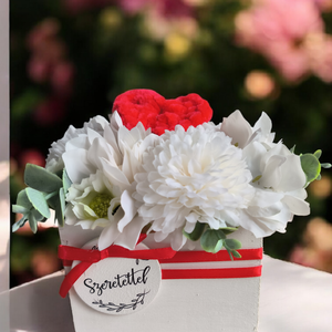 Virágos asztaldísz horgolt szívvel , Otthon & Életmód, Dekoráció, Asztal és polc dekoráció, Asztaldísz, Virágkötés, Mindenmás, MESKA