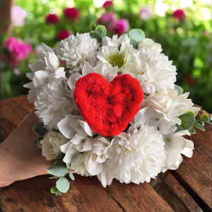 Virágos asztaldísz horgolt szívvel  - otthon & életmód - dekoráció - asztal és polc dekoráció - asztaldísz - Meska.hu