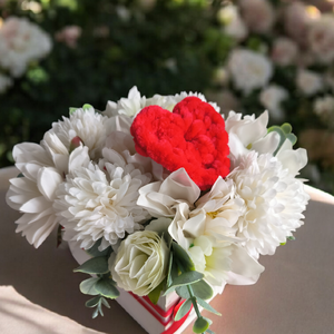 Virágos asztaldísz horgolt szívvel  - otthon & életmód - dekoráció - asztal és polc dekoráció - asztaldísz - Meska.hu