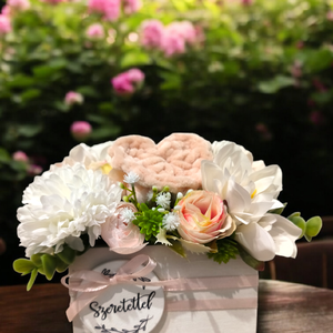 Virágos asztaldísz horgolt szívvel , Otthon & Életmód, Virágdekoráció, Virágdíszek, Asztali virágdísz, Virágkötés, Mindenmás, MESKA