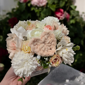 Virágos asztaldísz horgolt szívvel  - otthon & életmód - virágdekoráció - virágdíszek - asztali virágdísz - Meska.hu