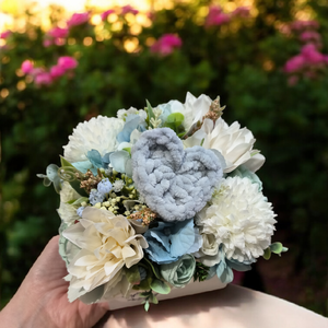 Virágos asztaldísz horgolt szívvel  - otthon & életmód - virágdekoráció - virágdíszek - asztali virágdísz - Meska.hu