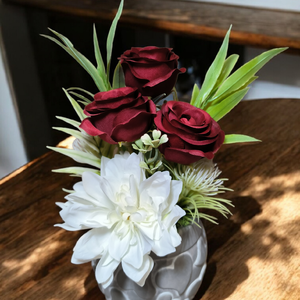 Elegáns romantikus asztaldísz rózsával, Otthon & Életmód, Virágdekoráció, Virágdíszek, Asztali virágdísz, Virágkötés, Ez a bájosan romantikus asztaldísz vörös rózsákkal és körülötte fehér virágokkal, valamint mű zölde..., MESKA