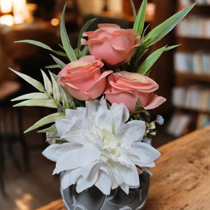 Elegáns romantikus asztaldísz rózsával, Otthon & Életmód, Virágdekoráció, Virágdíszek, Asztali virágdísz, Virágkötés, Ez a bájosan romantikus asztaldísz pompadúr-rózsaszín rózsákkal és körülötte fehér virágokkal, vala..., MESKA