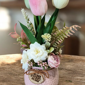 Tulipános tavaszi asztaldísz, Otthon & Életmód, Virágdekoráció, Virágdíszek, Asztali virágdísz, Virágkötés, Ez a bájosan szép tulipános asztaldísz fehér és rózsaszín színű virágokkal, mű zöldekkel és izlandi..., MESKA