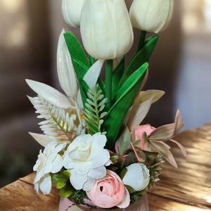 Tulipános tavaszi asztaldísz, Otthon & Életmód, Virágdekoráció, Virágdíszek, Asztali virágdísz, Virágkötés, Ez a bájosan szép tulipános asztaldísz fehér és rózsaszín színű virágokkal, mű zöldekkel és izlandi..., MESKA