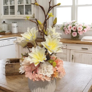 Tavaszváró magnóliás dekoráció barack színű hortenziával és dáliával, Otthon & Életmód, Virágdekoráció, Virágdíszek, Asztali virágdísz, Virágkötés, MESKA