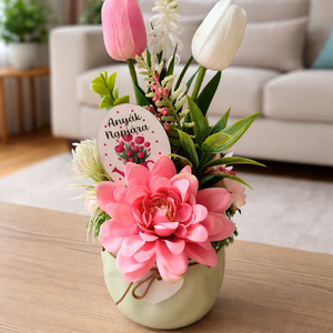Tulipános asztaldísz Anyák napjára , Otthon & Életmód, Virágdekoráció, Virágdíszek, Asztali virágdísz, Virágkötés, Anyák napjára sok szeretettel!

A kis zöld kaspóba rendezett dekorációt egy „Anyák napjára” felirat..., MESKA