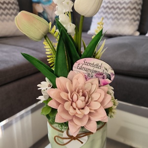 Tulipános asztaldísz Anyák napjára , Otthon & Életmód, Virágdekoráció, Virágdíszek, Asztali virágdísz, Virágkötés, Anyák napjára sok szeretettel!

A kis zöld kaspóba rendezett dekorációt egy „Szeretettel Édesanyámn..., MESKA