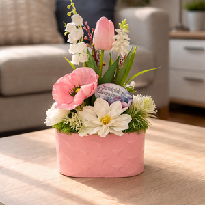 Tulipános asztaldísz Anyák napjára , Otthon & Életmód, Dekoráció, Asztal és polc dekoráció, Asztaldísz, Virágkötés, Pasztell rózsaszín és fehér színű harmonikusan összeválogatott tavaszi virágok (gumi tulipán , gyön..., MESKA