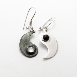 Ezüst yin-yang fülbevaló pár hegyikristállyal és onixal , Ékszer, Fülbevaló, Lógó fülbevaló, Ékszerkészítés, Ötvös, MESKA