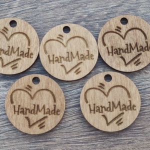 Fa HandMade biléta  szív motívummal, kötözhető zsinórral (vagy anélkül) - kellékek & szerszámok - fa - fakorong - Meska.hu