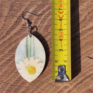 Tavaszi mező  decoupage fa fülbevaló kamillával - ékszer - fülbevaló - lógó csepp fülbevaló - Meska.hu