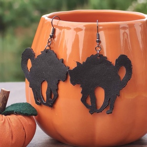 Fekete macska   valódi bőr fülbevaló - Halloween, Ékszer, Fülbevaló, Lógó fülbevaló, Bőrművesség, MESKA