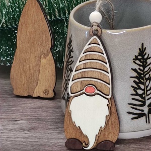 Manó karácsonyfadísz,  vagy Mikulásra - Vidám karácsonyi dísz fából - karácsony - karácsonyi lakásdekoráció - karácsonyi manók, figurák - Meska.hu