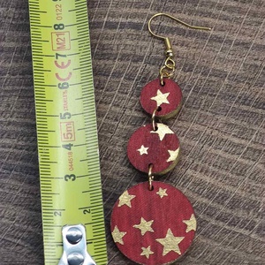 Karácsonyi fülbevaló - fából, csillagokkal - ékszer - fülbevaló - lógós kerek fülbevaló - Meska.hu